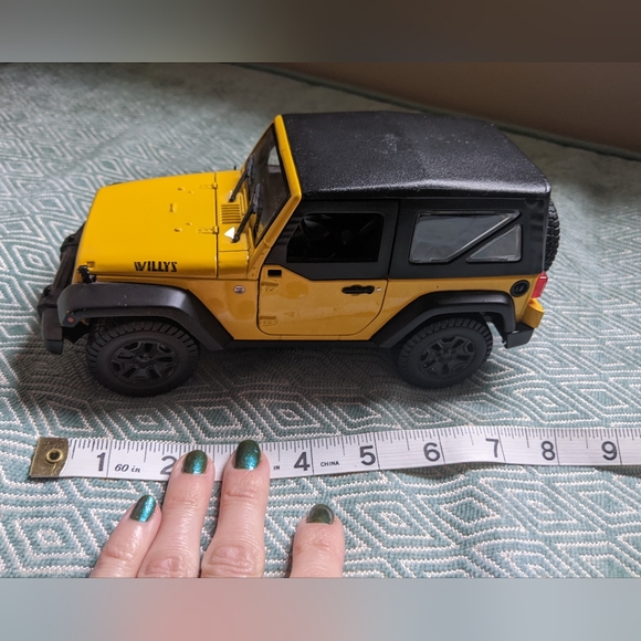 Maisto Willys Yellow Jeep Wrangler Model 2014 - Picture 10 of 10